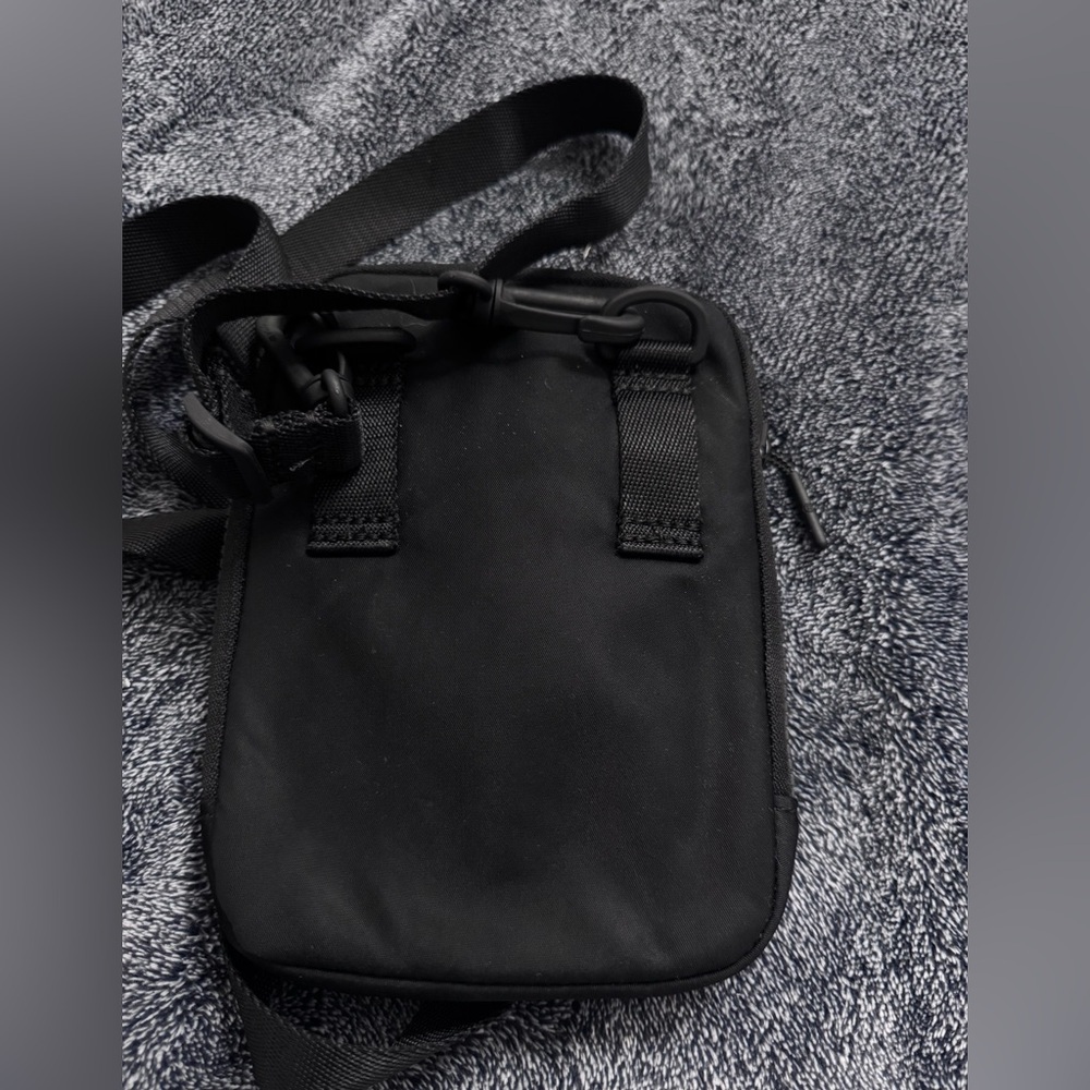 NWOT NWT Lululemon Easy Access Crossbody Black waist hip bag travel errands - Picture 3 of 3